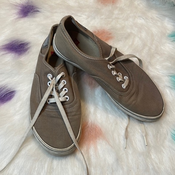 Levi’s Strauss Co. Woman’s Grey Low Top‎ Tennis Shoes Size 8 - Picture 1 of 6